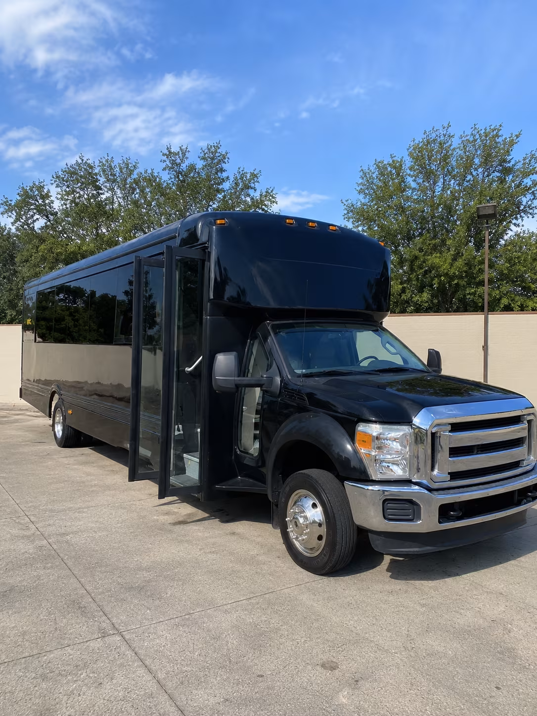 commerce 20 passenger party bus