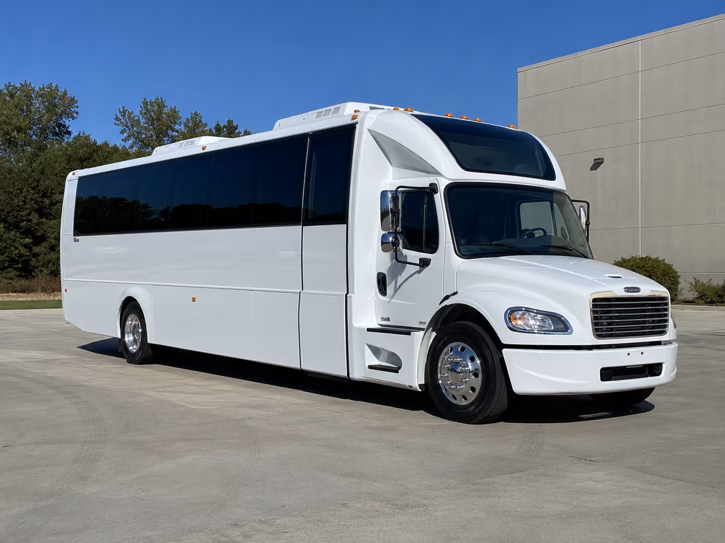 commerce 28 passenger party bus