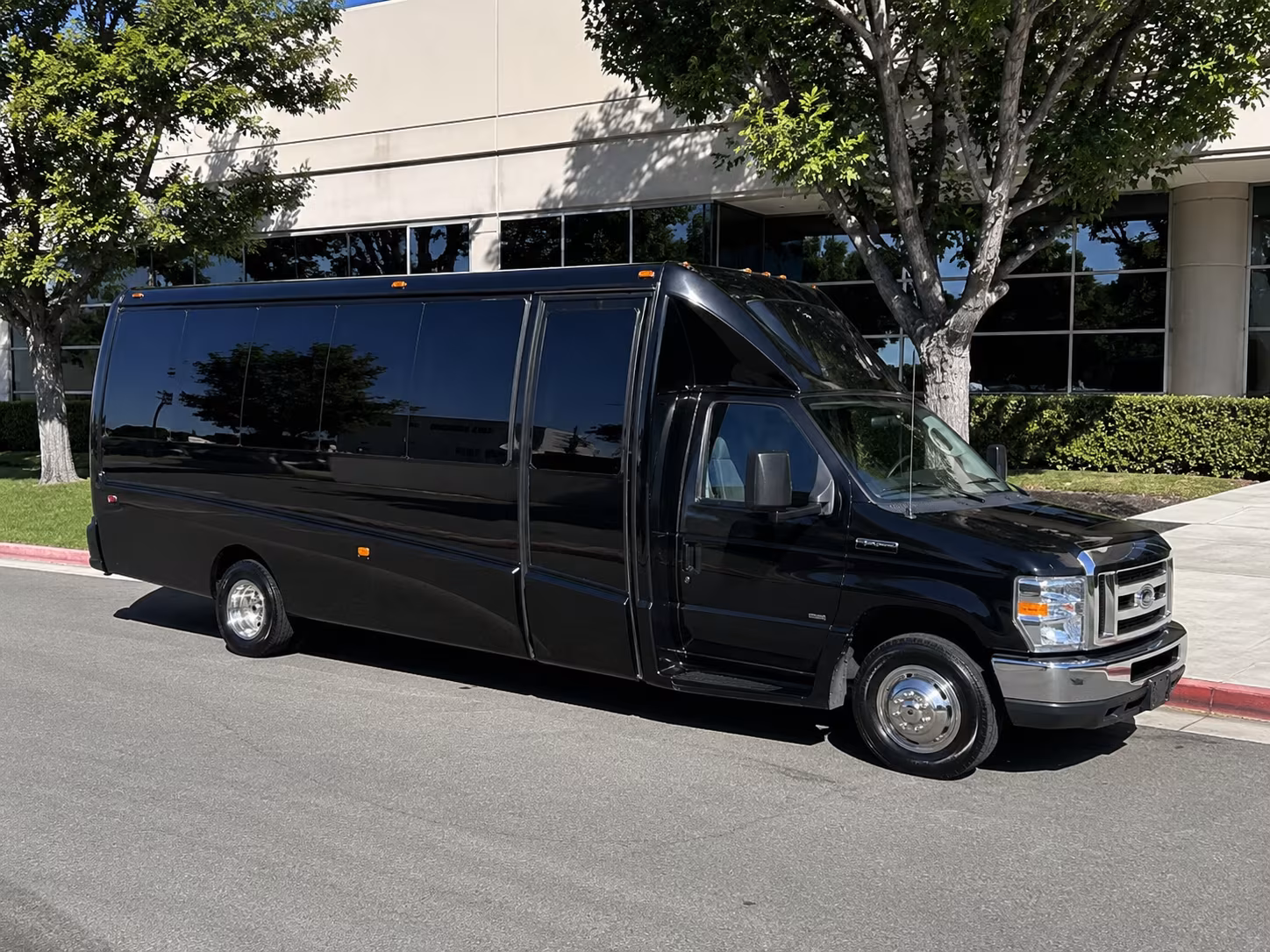 why a party bus makes your commerce wine tour unforgettable